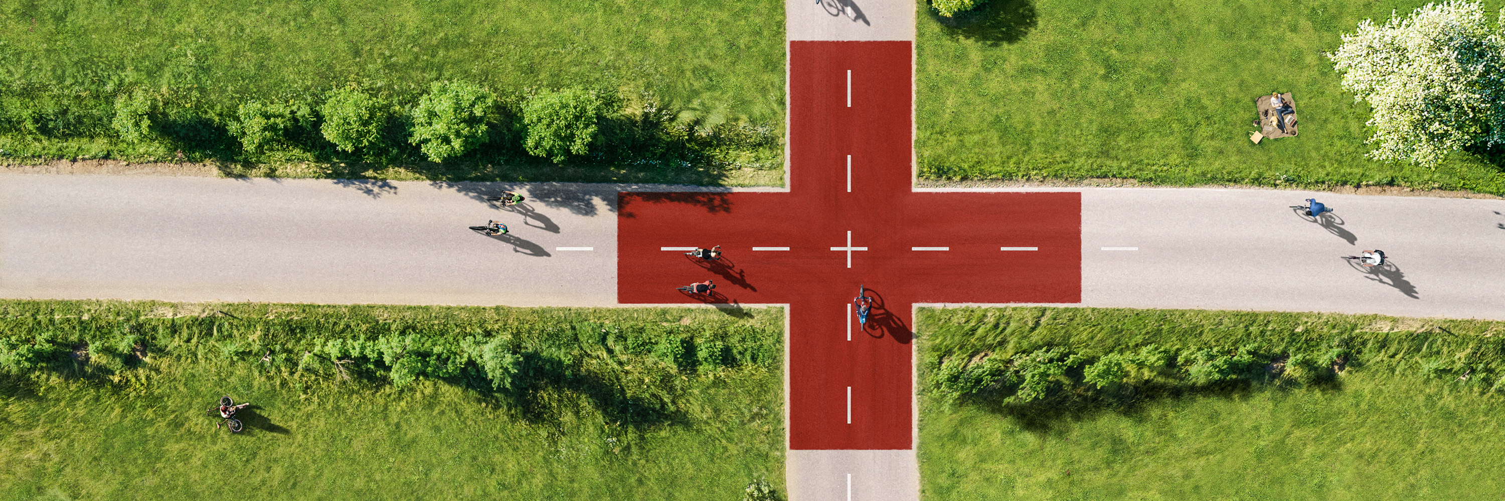 Zwei Fahrradstra&szlig;en im Gr&uuml;nen kreuzen sich und bilden ein Plus-Zeichen.